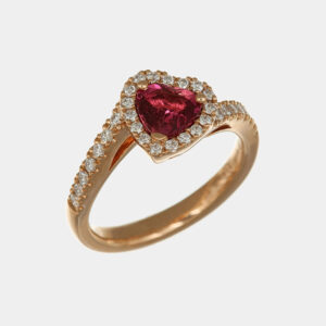 Anello rubino cuore 1.44 ct Rosé Prestige - Gioielleria Casavola di Noci - gioiello in oro rosa 18 carati con diamanti - idee regalo per proposta di matrimonio romantica