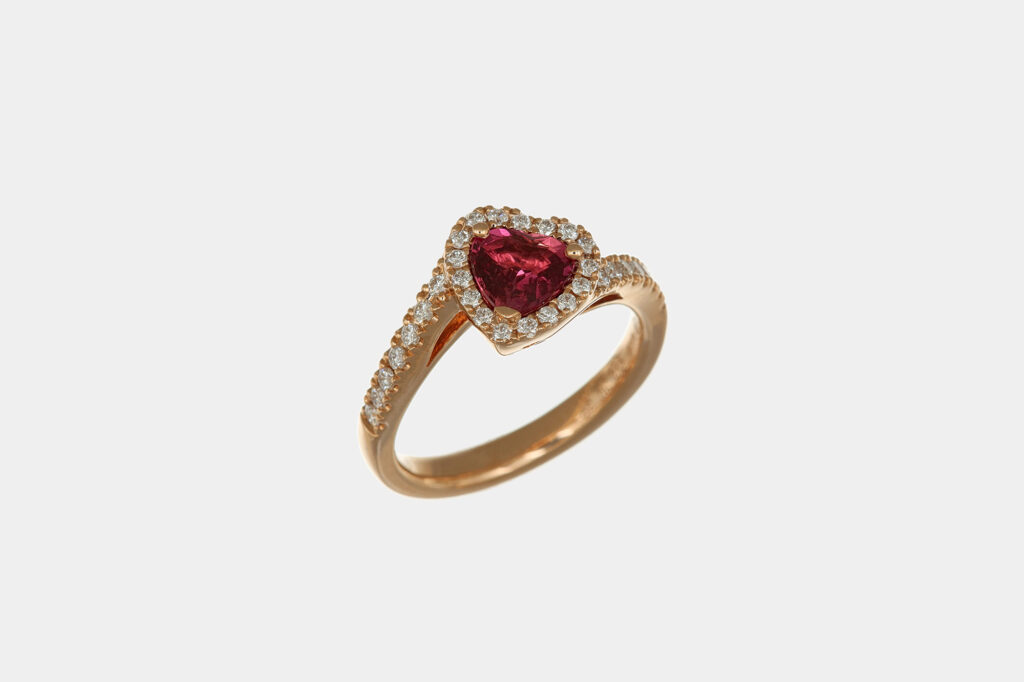 Anello rubino cuore 1.44 ct Rosé Prestige - Gioielleria Casavola di Noci - gioiello in oro rosa con diamanti - idee regalo per occasione importante