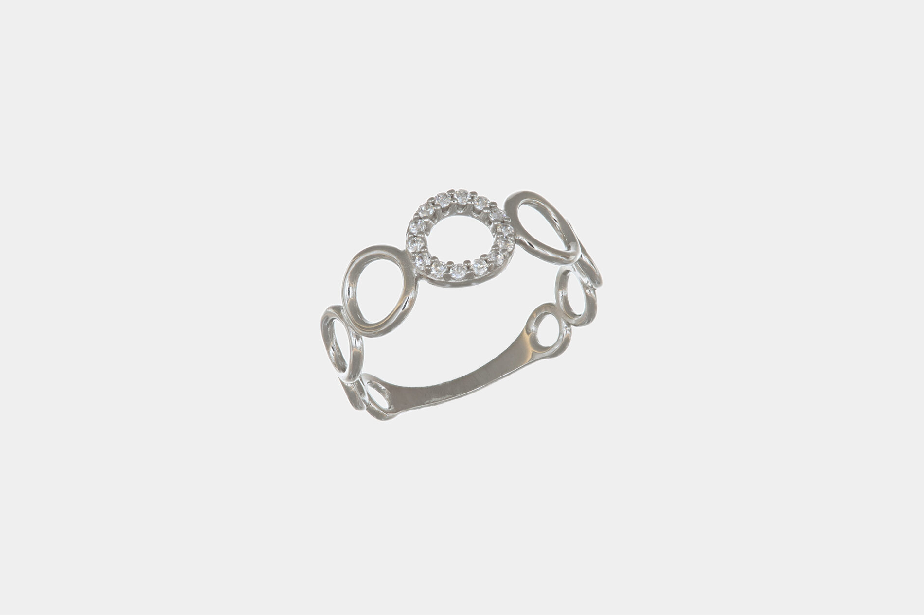 Anello con cerchi vuoti oro bianco e pavé di zirconi - Gioielleria Casavola di Noci - idee regalo compleanno 30 anni migliore amica