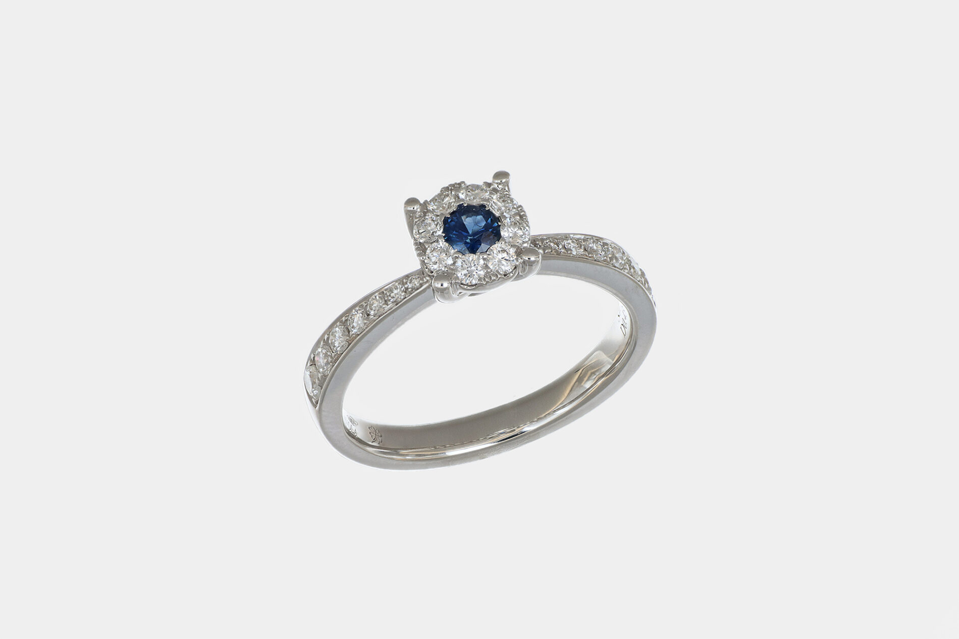 Anello Invisible zaffiro e pavé diamanti White - Gioielleria Casavola di Noci - gioiello in oro bianco 18 ct - idee regalo compleanno 18 anni ragazza