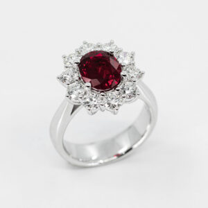 Anello rosetta rubino 1.08 ct Prestige White - Gioielleria Casavola di Noci - gioiello in oro bianco 18 carati con diamanti - idee regalo per donna che ha tutto