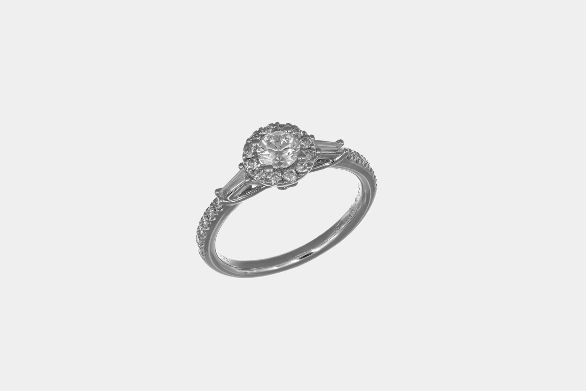 Anello solitario 0.38 ct Glow Wing White - Gioielleria Casavola di Noci - gioiello in oro bianco 18 carati - idea per una proposta di matrimonio importante