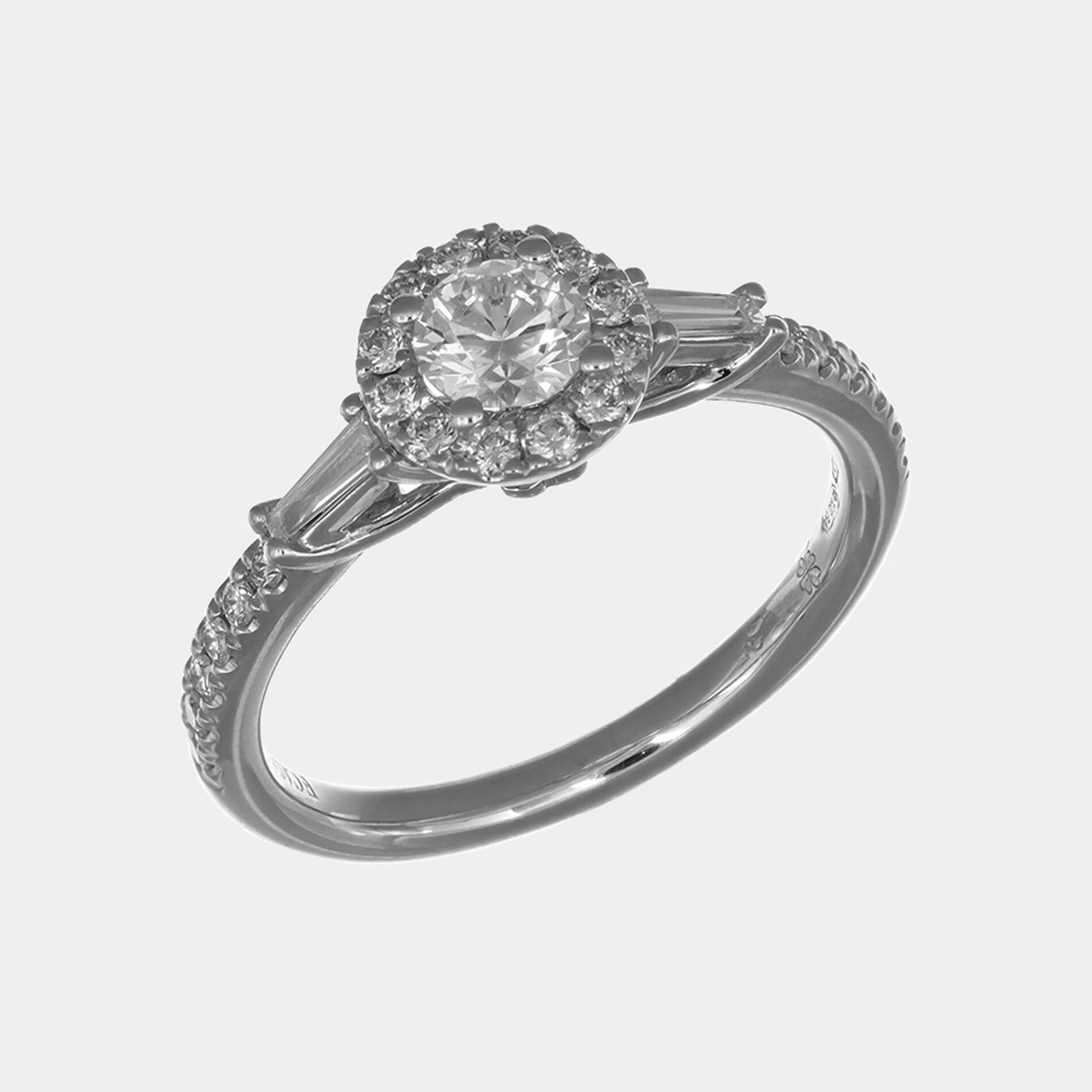 Anello solitario 0.38 ct Glow Wing White - Gioielleria Casavola di Noci - gioiello in oro bianco 18 carati - idea regalo per una proposta di matrimonio importante