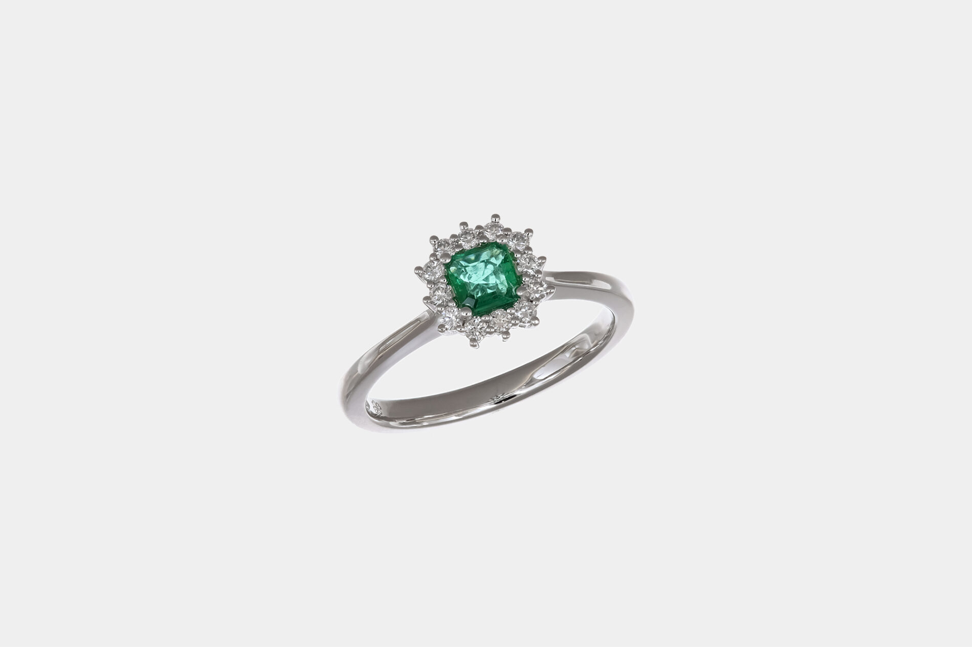 Anello rosetta smeraldo quadrato 0.29 ct Prestige White - Gioielleria Casavola di Noci - gioiello in oro bianco 18 carati - idee regalo 18 anni ragazza