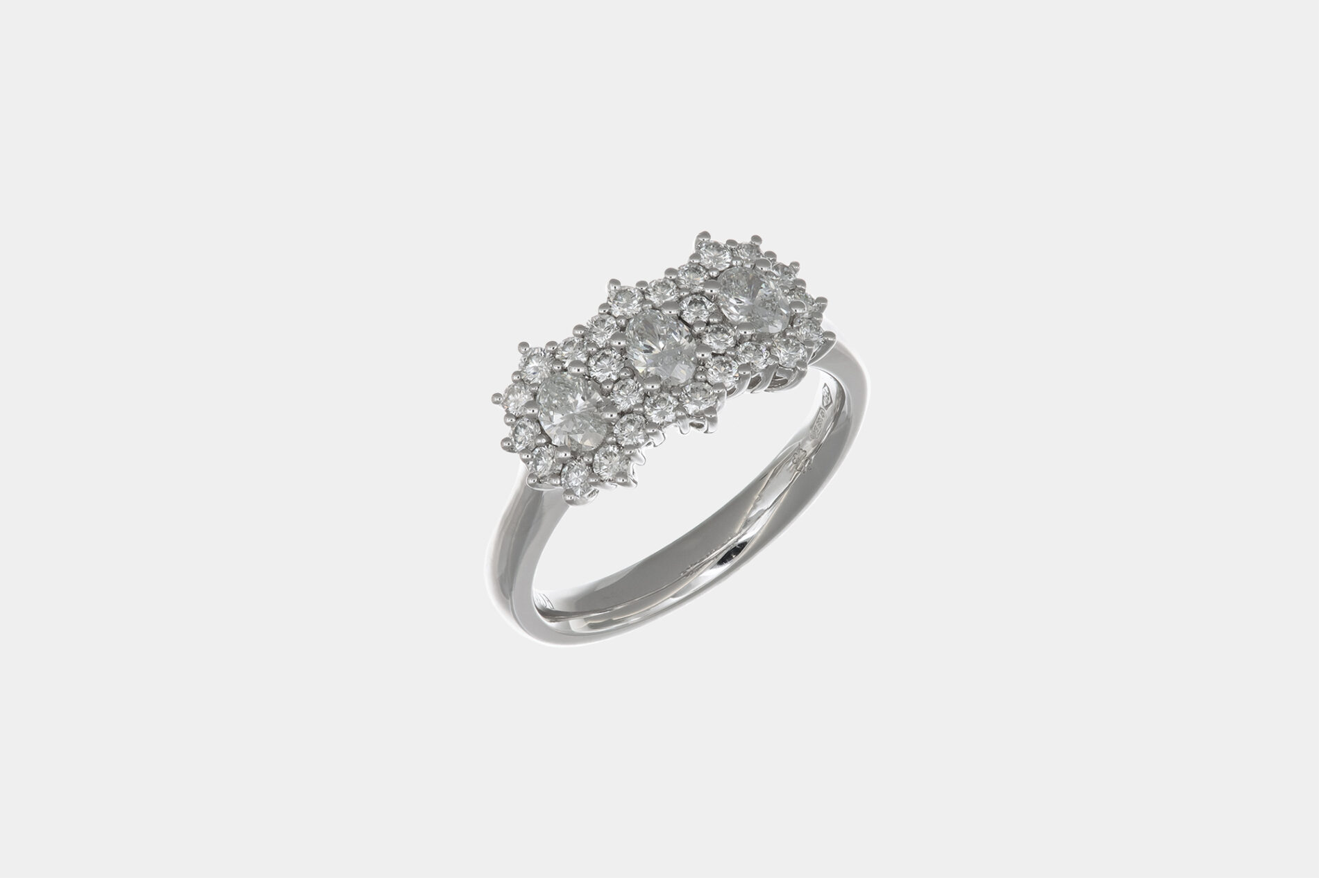 Anello rosetta trilogy diamanti Prestige White - Gioielleria Casavola di Noci - gioiello in oro bianco 18 carati - idee regalo per la nascita del primogenito