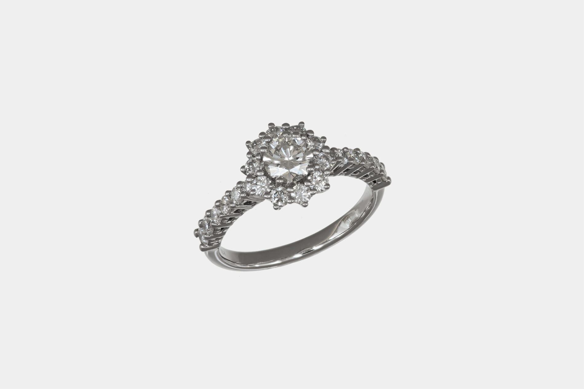 Anello solitario Bloom White - Gioielleria Casavola di Noci - gioiello in oro bianco con diamanti - idee regalo per proposta di matrimonio romantica
