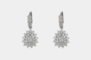 Orecchini a monachella con pendente goccia diamanti Prestige - Gioielleria Casavola di Noci - gioiello in oro bianco 18 carati - idee regalo per donna che ha tutto