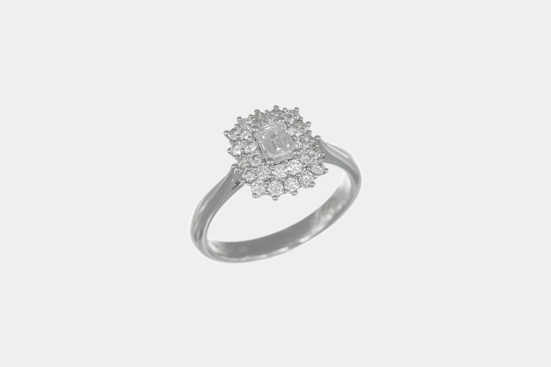 Anello solitario Halo White - Gioielleria Casavola di Noci - in oro bianco 18 carati - idee regalo proposta di matrimonio indimenticabile