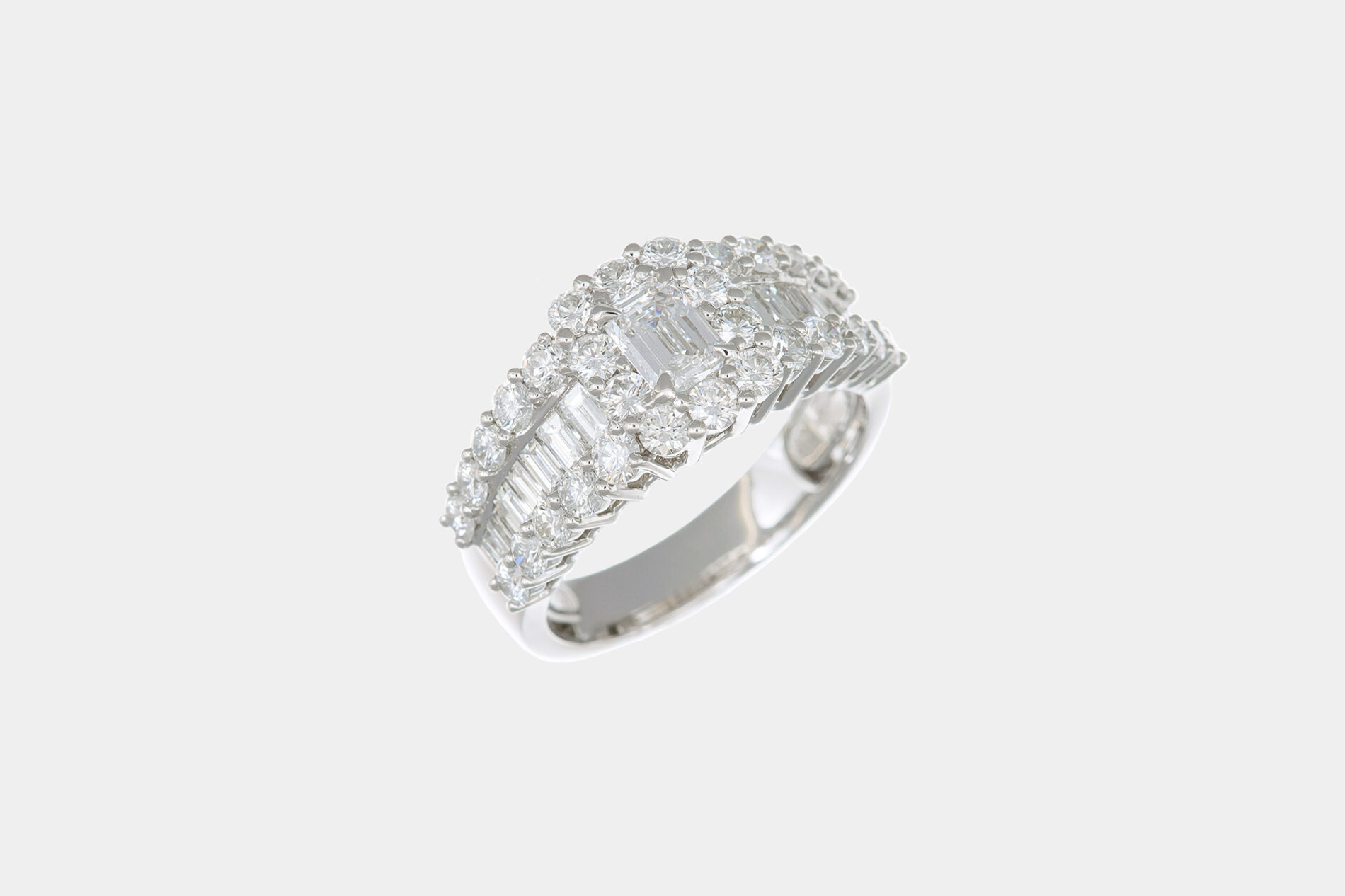 Anello solitario New Moon White - Gioielleria Casavola di Noci - gioiello in oro bianco 18 carati - idea regalo proposta di fidanzamento importante