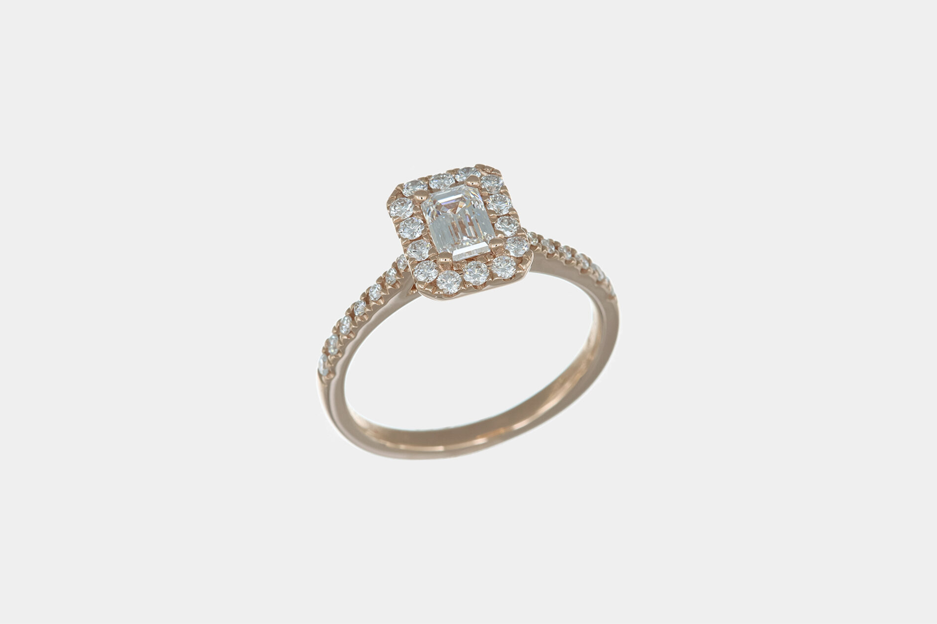 Anello solitario Starlight Rosé - Gioielleria Casavola di Noci - gioiello in oro rosa 18 ct - idea regalo per proposta di matrimonio indimenticabile