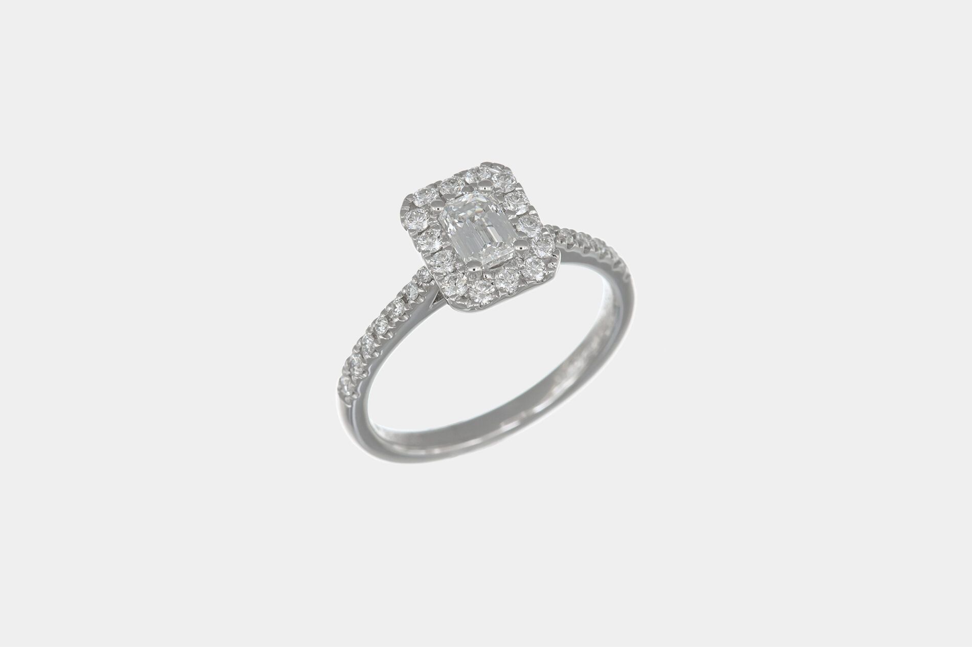 Anello solitario Starlight White - Gioielleria Casavola di Noci - in oro bianco 18 ct con diamante - regalo per proposta di matrimonio indimenticabile