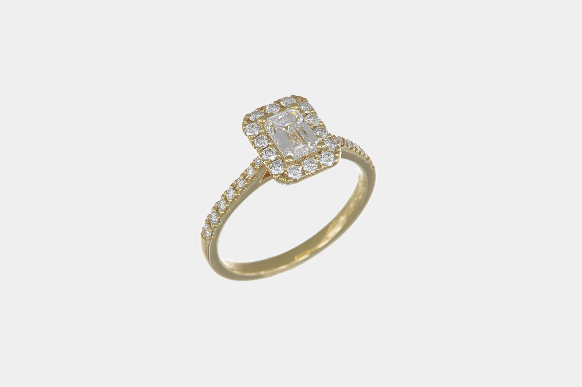 Anello solitario Starlight Yellow - Gioielleria Casavola di Noci - gioiello in oro giallo 18 carati - idea regalo per proposta di matrimonio da favola