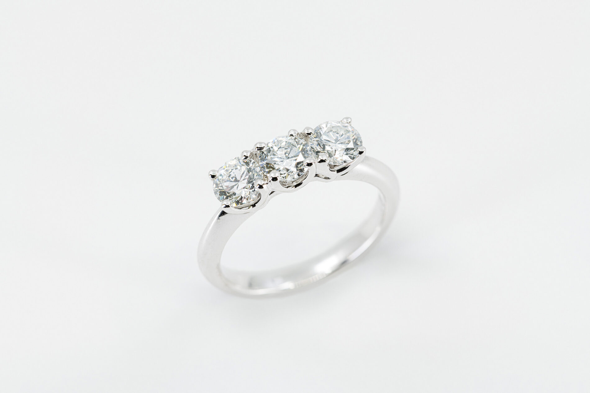 Anello trilogy oro bianco con diamanti certificati 1.35 ct. - Gioielleria Casavola di Noci - idea per proposta di matrimonio originale