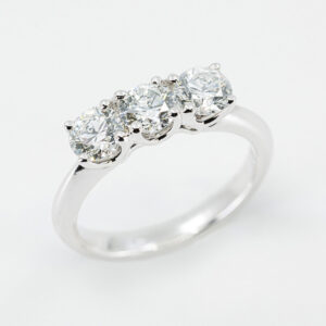 Anello trilogy oro bianco con diamanti certificati 1.35 ct. - Gioielleria Casavola di Noci - idea regalo per proposta di matrimonio indimenticabile