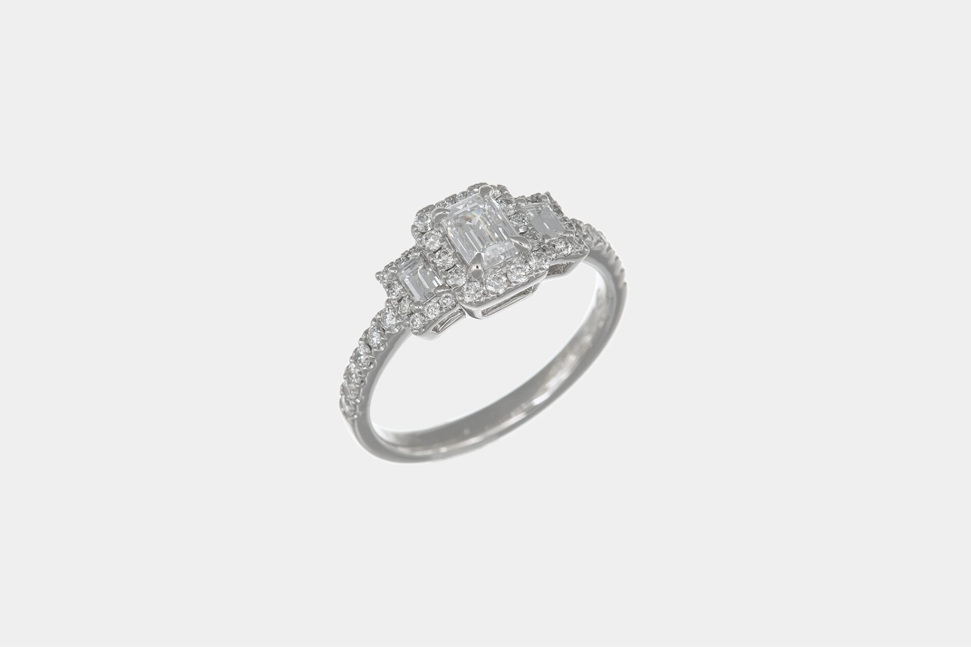 Anello trilogy squadrato con diamante certificato - Gioielleria Casavola di Noci - in oro bianco 18 ct - idea regalo per proposta di matrimonio speciale